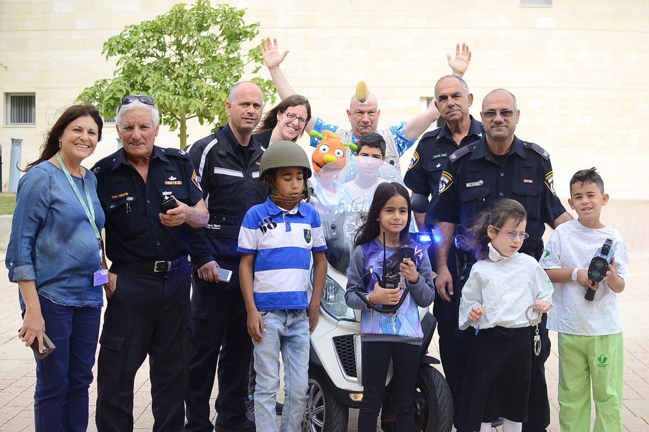 שוטרים, אימהות וילדים שוברים שיגרה בסורוקה (צילום: דוברות המשטרה)